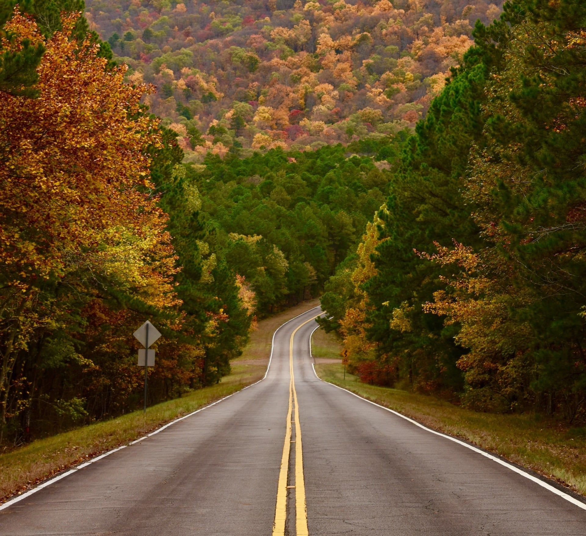 Imagem de uma estrada com uma curva logo a frente.